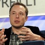Elon Musk, en plano medio, hablando.
