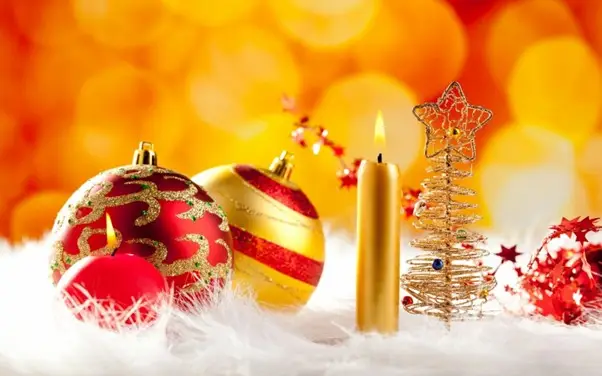 Bolas y otros adornos de Navidad